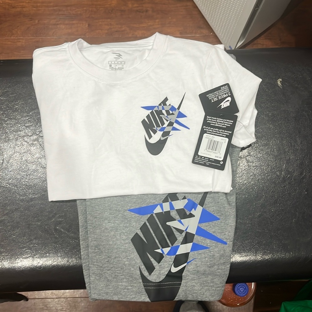 Unisex Nike 3 brand short set. Size small For 8-10 yr old NWT.